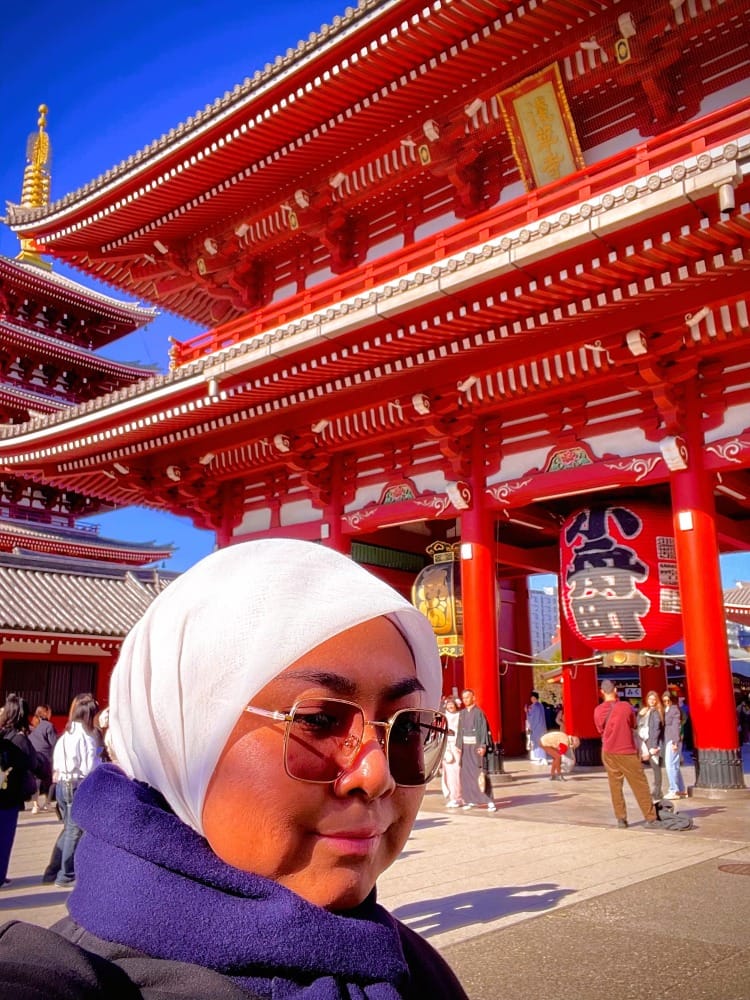 a photo of the blogger in front of Kaminarimon at Senso-ji Temple, Asakusa, Tokyo Japan.